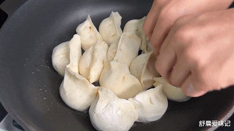 豆角|豆角水饺包的家常做法,馅料鲜美,面皮蓬松柔软,底部焦香可口