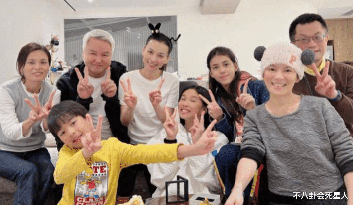 张庭14岁女儿:身材高挑不像爸妈,住2亿豪宅,一年学费33万