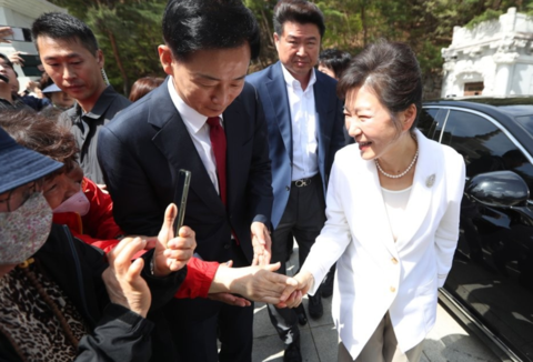 短发 朴槿惠时隔1年露面发型精致：穿白西装戴珍珠项链 走路多次踩空
