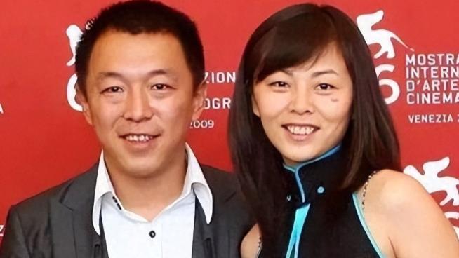 黄渤家宴排场大！妻子小欧罕见露面显年轻，全家人共用一张脸