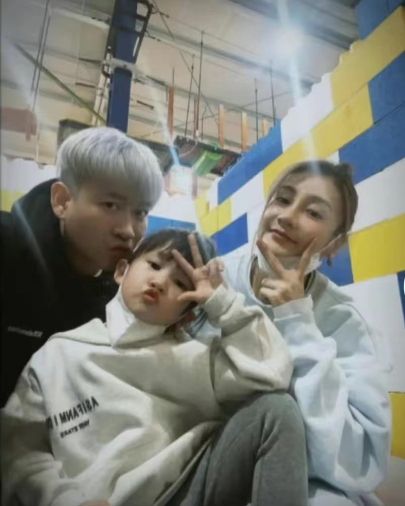 曹云金|曹云金被曝有新欢,深夜和靓丽异性同回酒店,离开德云社后开面馆