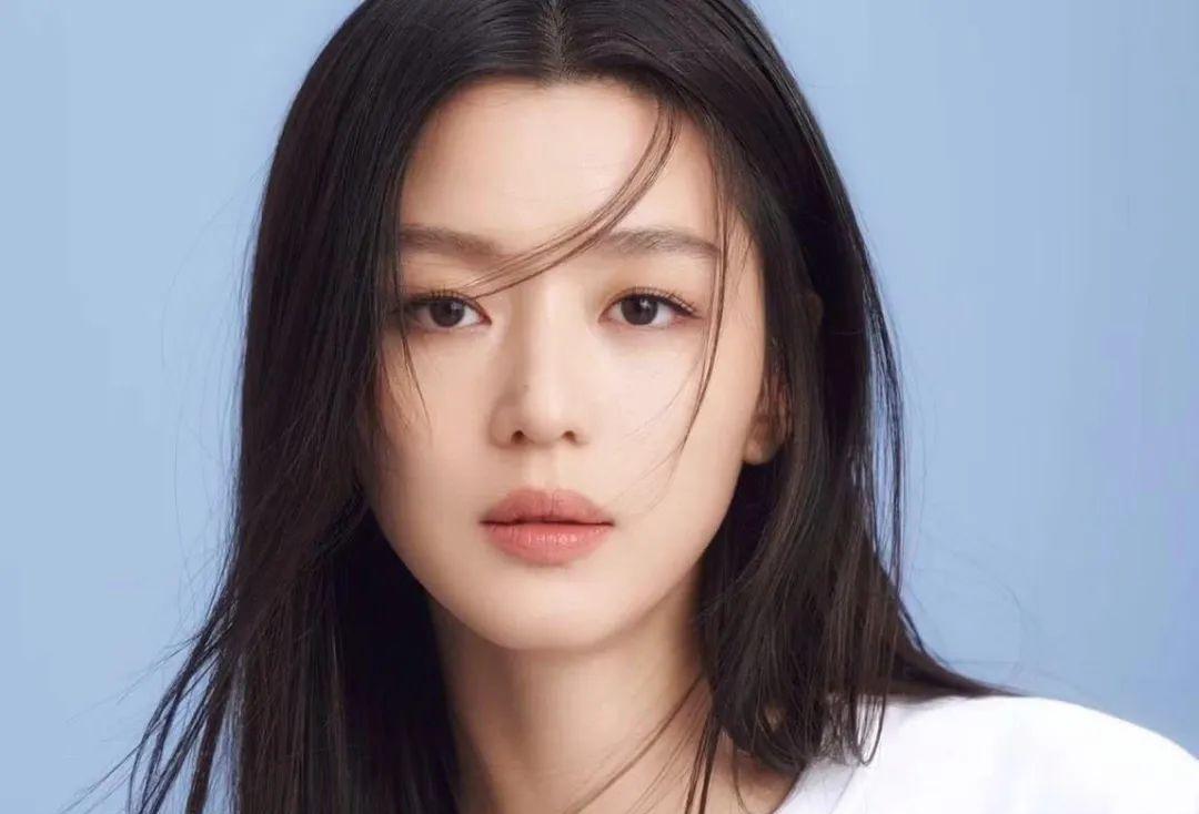 消失几年复出即巅峰，顶级咖位都不敢叫她小名，她凭啥人见人爱？