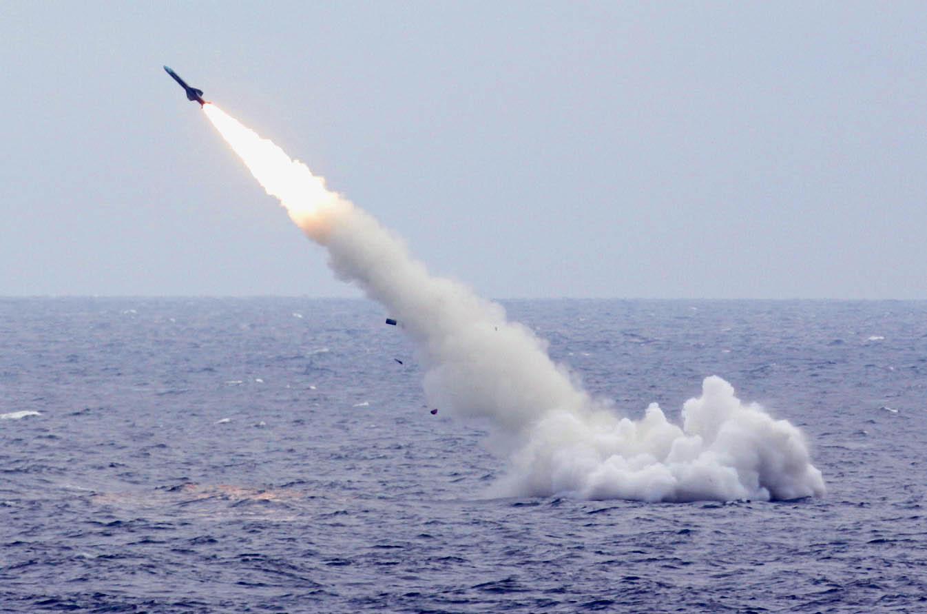 解放军释放强烈信号,大批东风导弹在海峡齐射,美不禁背后发凉!