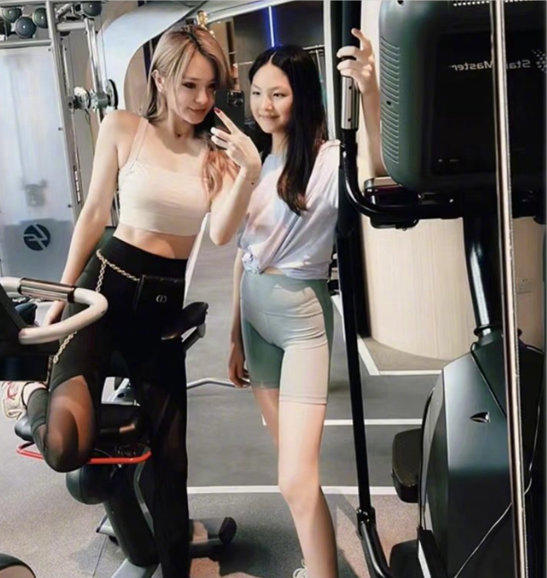 李湘带女儿去日本游玩，王诗龄夏天穿厚卫衣，母女俩喝高档洋酒