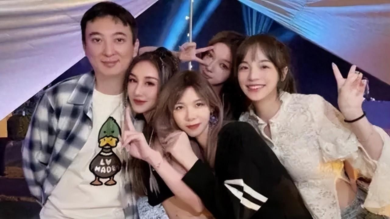 王思聪一家三口同框！60岁妈妈和王健林像两代人，和儿子像姐弟