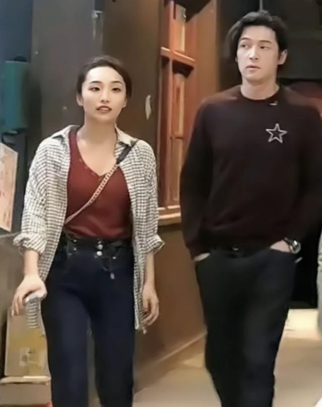 胡歌妻子露面被嘲“太丑”,网友辣评:男人娶的是老婆,不是花瓶
