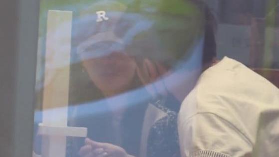 翟煦飞 雷佳音乘高铁回家，发型邋遢被指像大爷，老婆却一身潮牌美得耀眼
