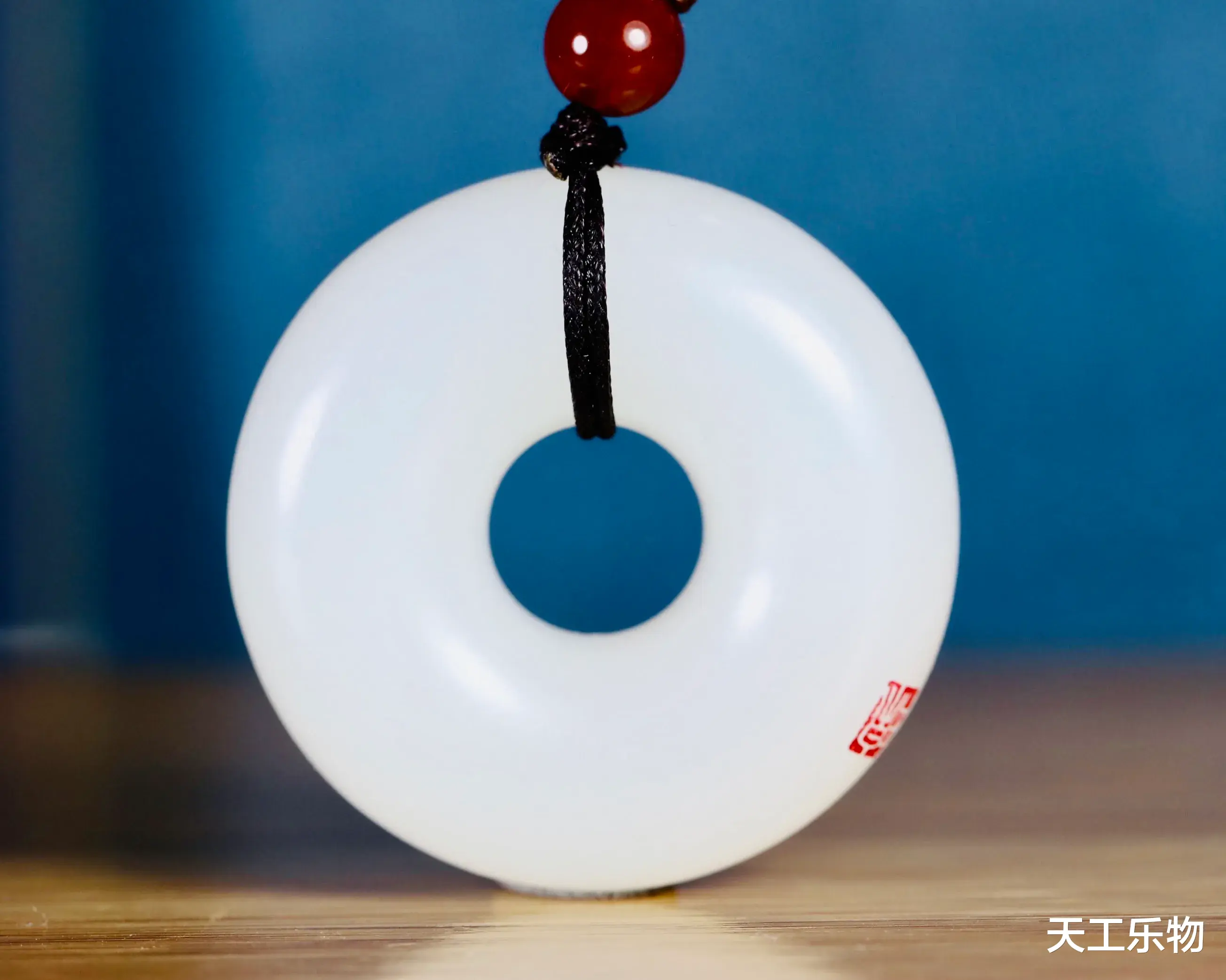 老物件|又一种极品白玉山料！被称为“籽料之母”的和田玉黑山料！