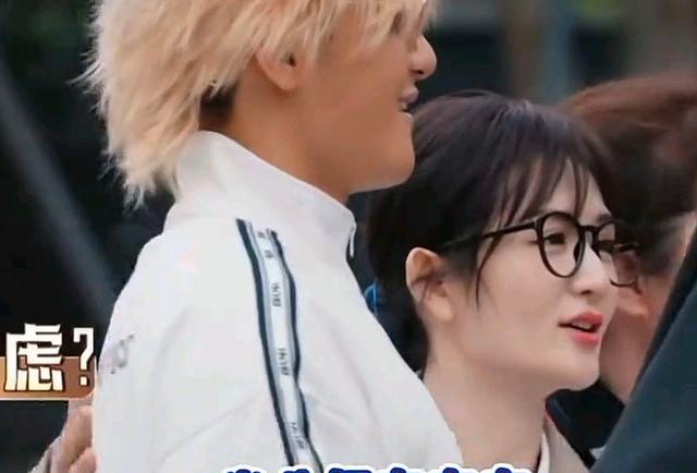 毛晓彤|萌探：黄子韬毛晓彤勇闯相亲角，黄子韬被嫌弃，毛晓彤被追捧