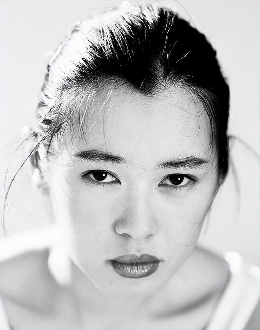 影帝黄渤都佩服她演技，与导演相恋12年惨遭抛弃，今47岁身价高达40亿