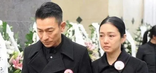 在这个悲伤的时刻，刘德华决定低调举办葬礼，为他父亲送上最后的祝福