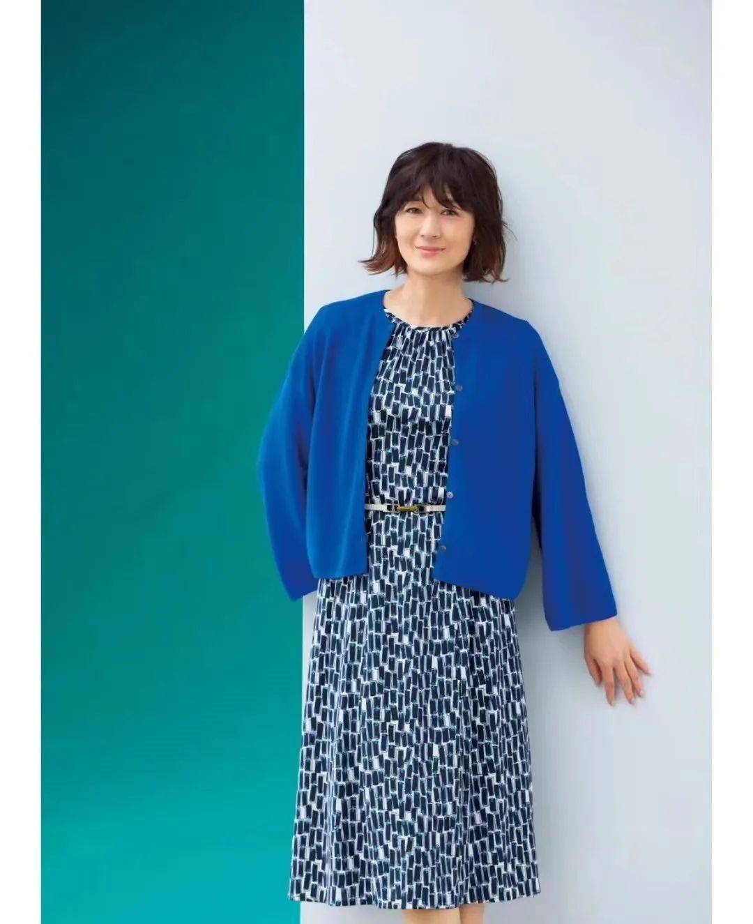 建议4、50岁女人,看看日杂大龄模特的装扮,短发时髦减龄还洋气