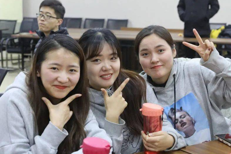 裁员|啃老啃出新花样,“全职女儿”靠家长发工资,考研失败反成了借口