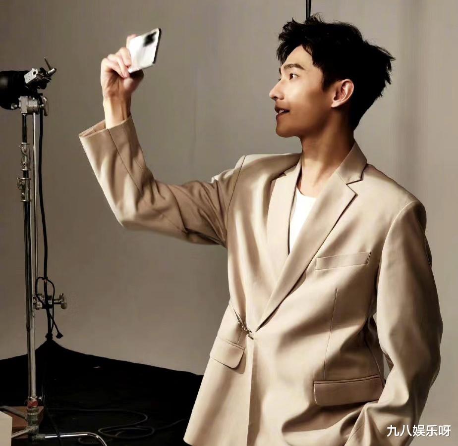 杨洋|恋情风波后，杨洋参加活动与刘亦菲同框，代言预热，未受影响