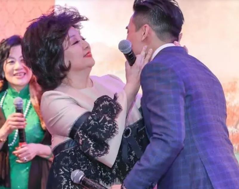 74岁徐小凤被质疑假唱,开口第一句就露馅,真爱粉实锤放的是录音!