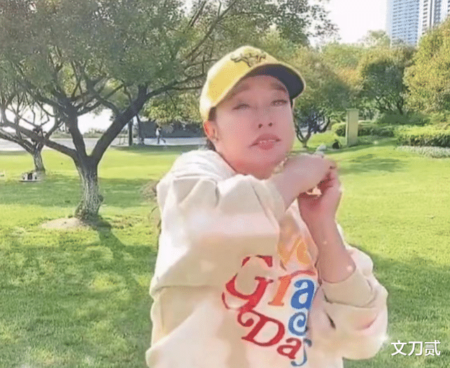 67岁刘晓庆近况，对着镜头尬舞很沉迷，拉皮痕迹明显脸都变形了