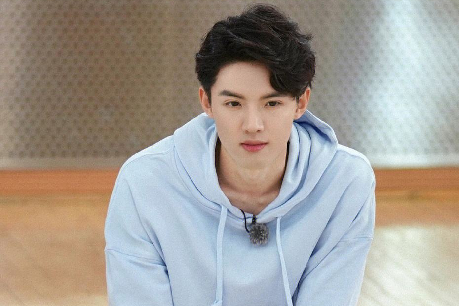 22岁英年早婚，为挣学费进入娱乐圈，他活成了小说里的男主角