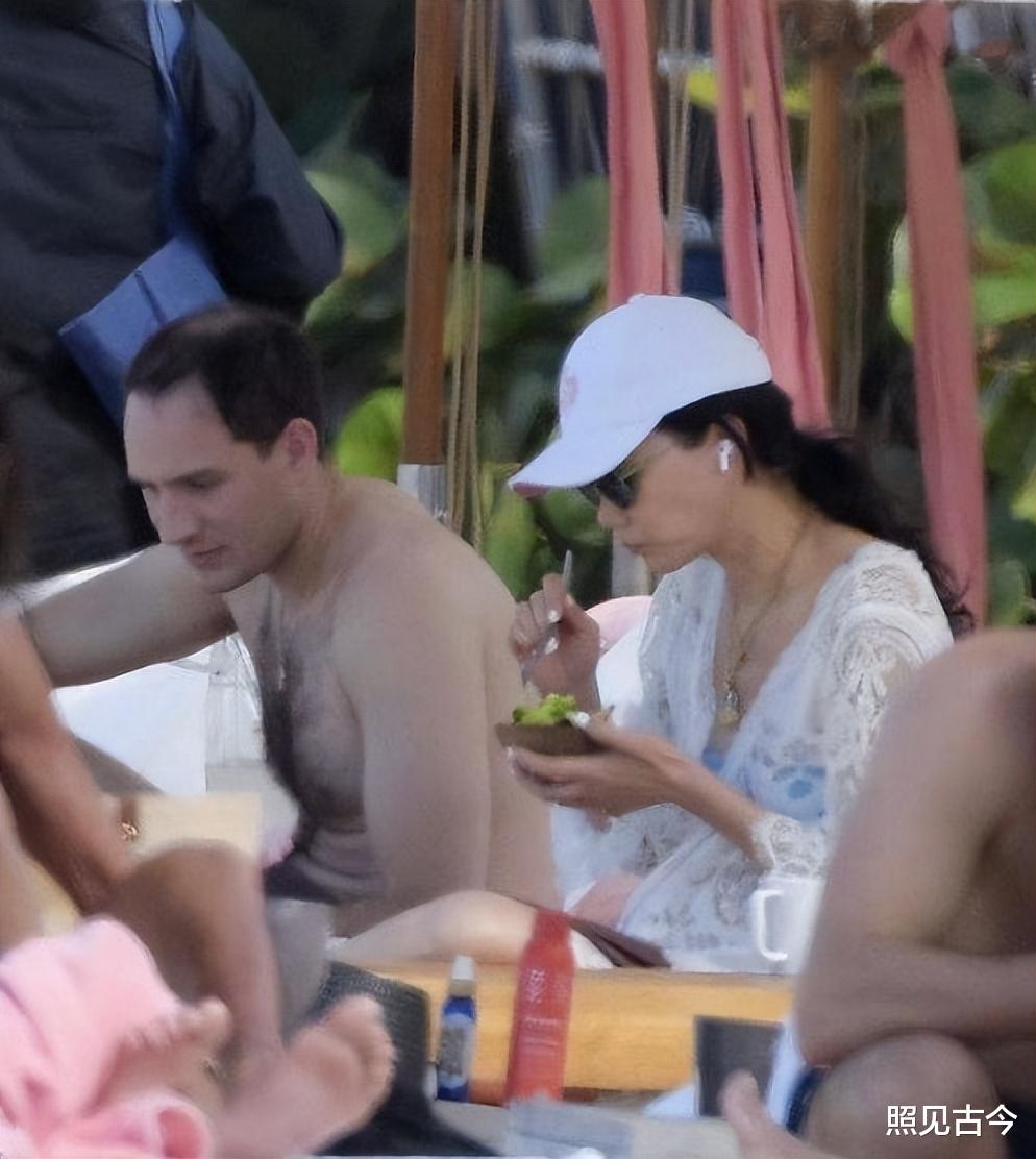 “虎妈”邓文迪:身价400亿也为俩女儿铺路,大女儿男友背景强大