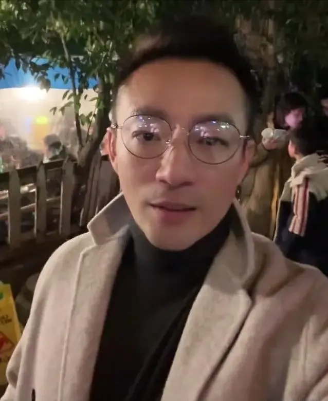 汪小菲官宣新恋情，女友送孩子万元项链当见面礼，儿女与新妈相处融洽