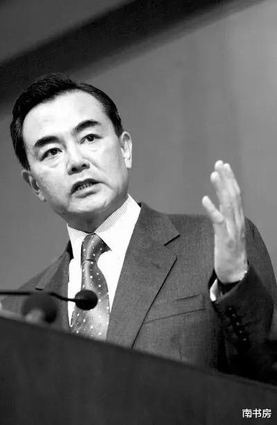 陈宝珠|88年邓公与王毅的一张珍贵合影，在当时，王毅还是外交部一支新秀