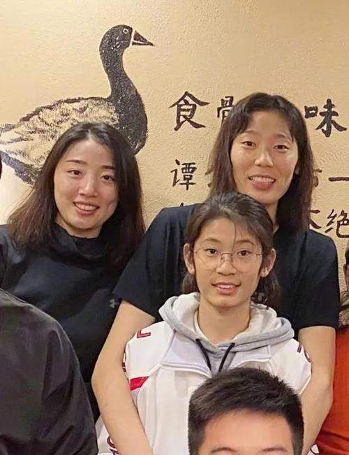 前文说了,朱婷家里一共五个姐妹还有一个最小的弟弟,从这不难看出父母