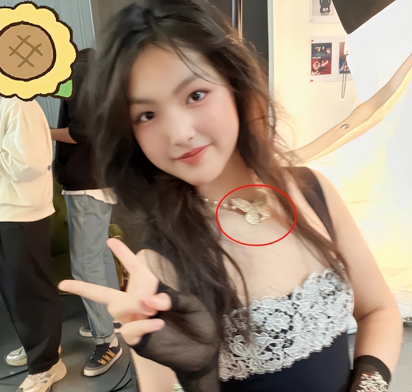 王诗龄拍写真撞脸周扬青,穿12万长裙、8万皮草,尽显贵族范儿