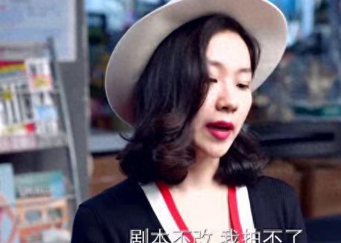 助理徒手接“口水”，工作人员帮扇风，内娱的畸形你根本想象不到