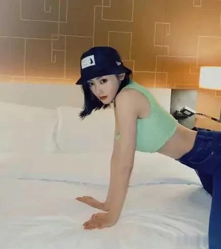 张天爱又秀腰又秀腿，简单一件背心穿出饱满感，手腕过档比例真好