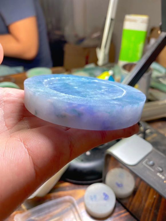 紫罗兰带飘花的原石,切出一条冰紫飘花手镯