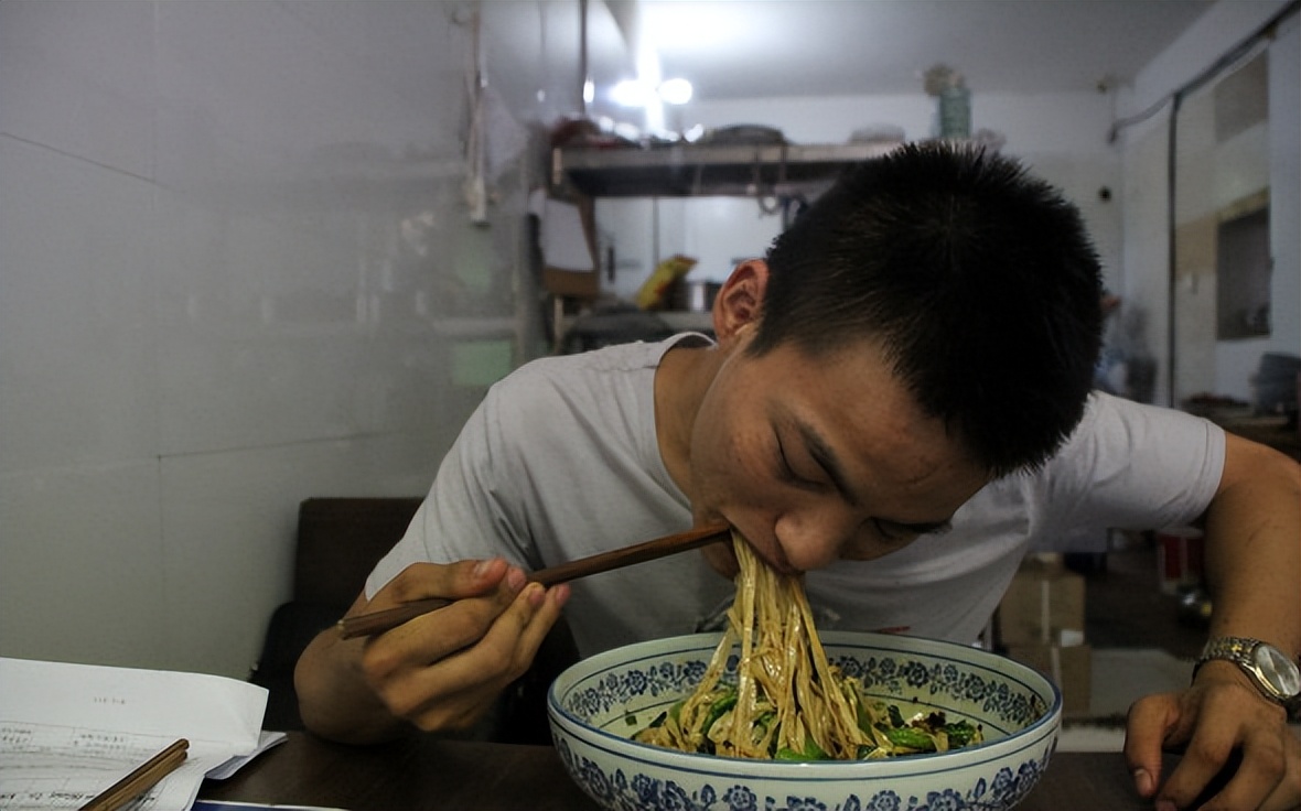 面馆老板：之前月入5万很轻松，天一冷连1万都没有，干得好心累