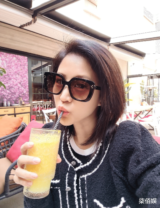 鲍蕾|鲍蕾破天荒陪老公女儿吃炸鸡，与陆毅甜秀恩爱，俩女儿颜值都好高