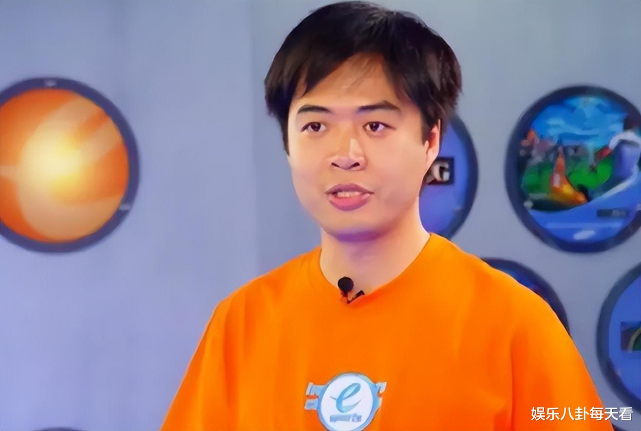 他是央视著名主持人，当8年临时工才转正，辞职后创业当CEO，如今怎样了?