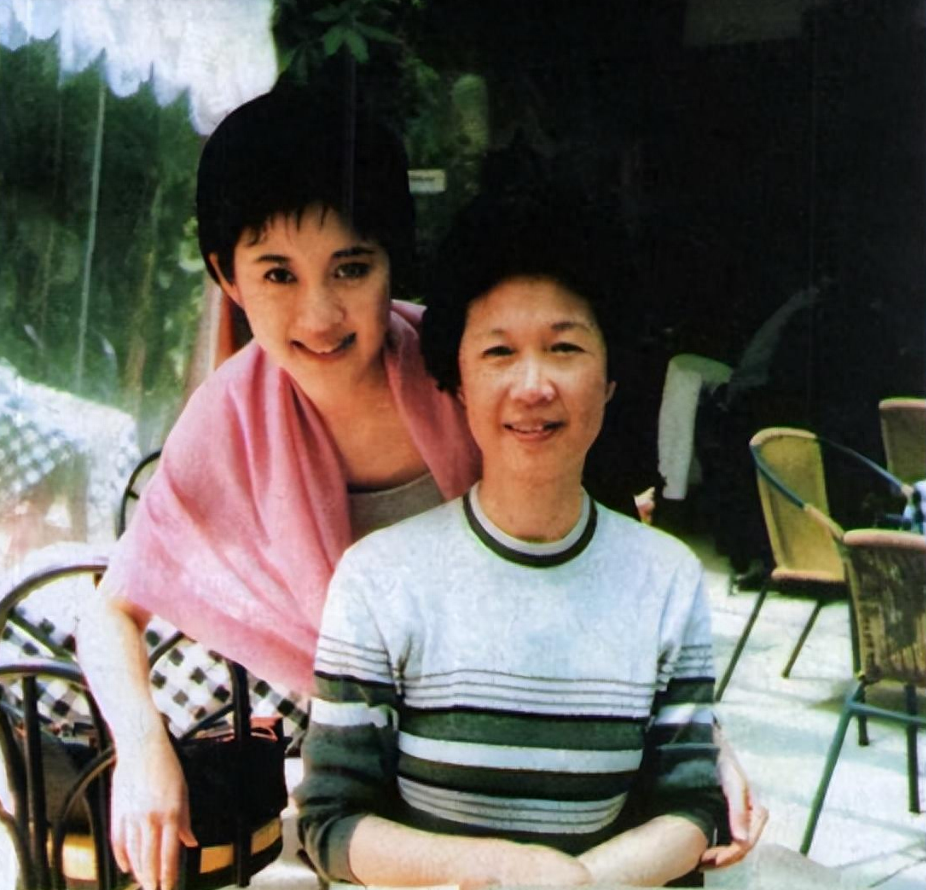 为娶央视主持人，富豪丁健抛妻弃子，没曾想前妻和现任竟然成闺蜜