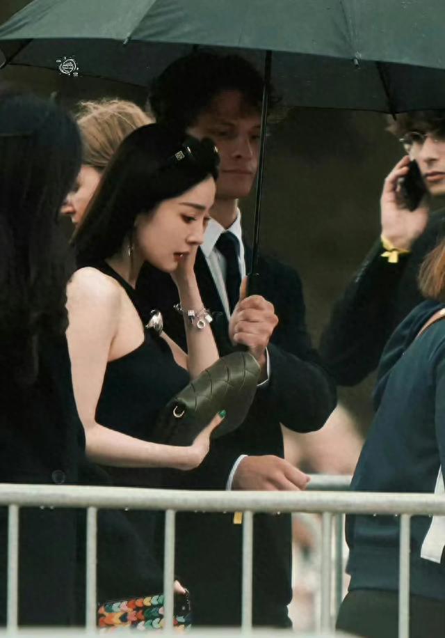 巴黎时装周：杨紫摆脱了四普败北的定局，但看秀还得是85花