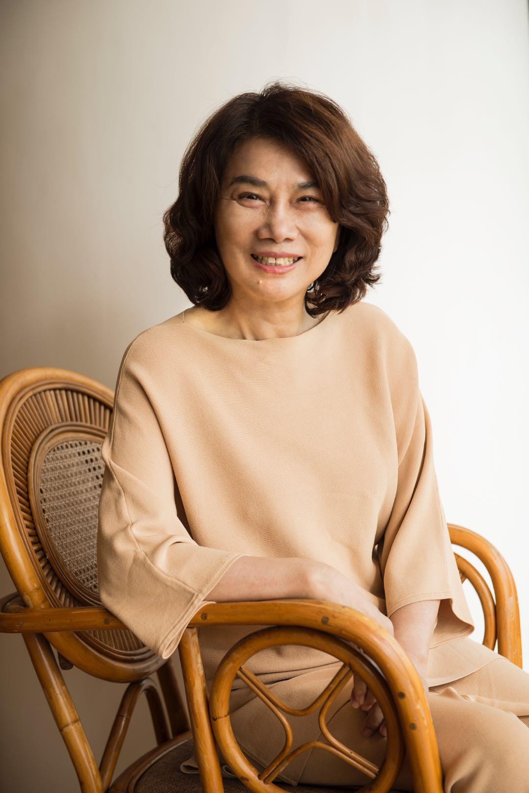 董明珠|69岁董明珠出门逛街！弯腰驼背头发花白，身家27亿未带保镖显自信