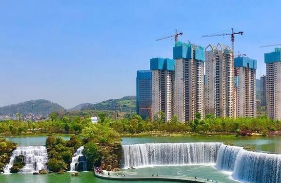 昆明|亚洲最大人工瀑布，近400宽的瀑布气势磅礴，还是“城市急救箱”