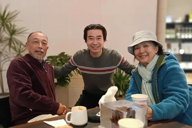 66岁孙海英称想回中国！美国和吕丽萍翻垃圾干活，身形佝偻很邋遢