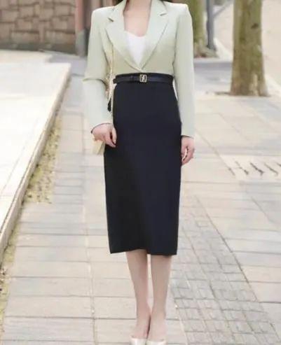 初秋，中年女人职场西装如何搭配半身裙，通勤又气质？
