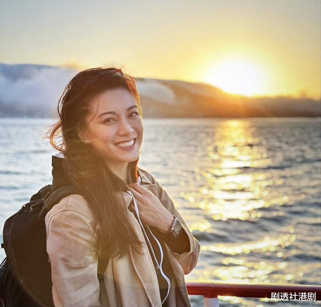 TVB前花旦换新发型，被指回春不少，分享与型男合照引网民热议