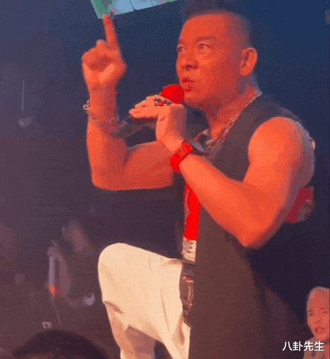 62岁港星沦为“酒吧唱将”,秒变黑脸怒斥观众,过气但收入高得离谱