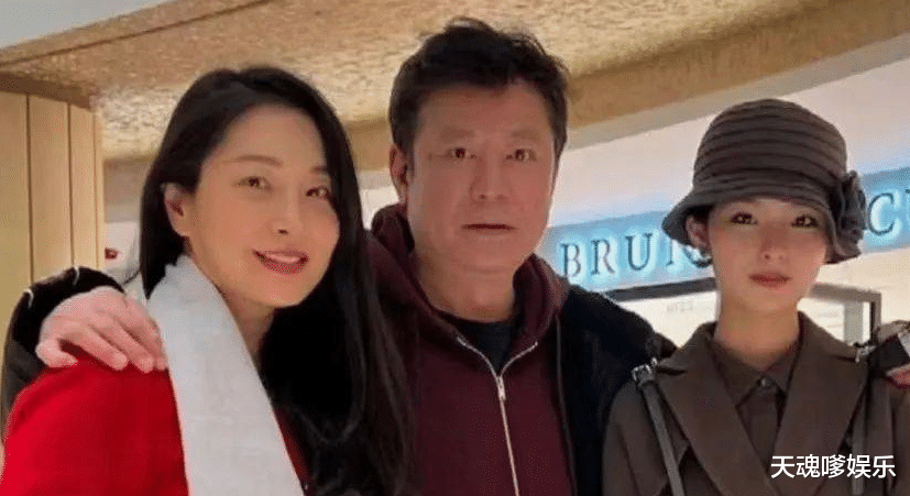 58岁知名演员定居美国,一家三代开豪华游艇出游,女儿颜值赛明星