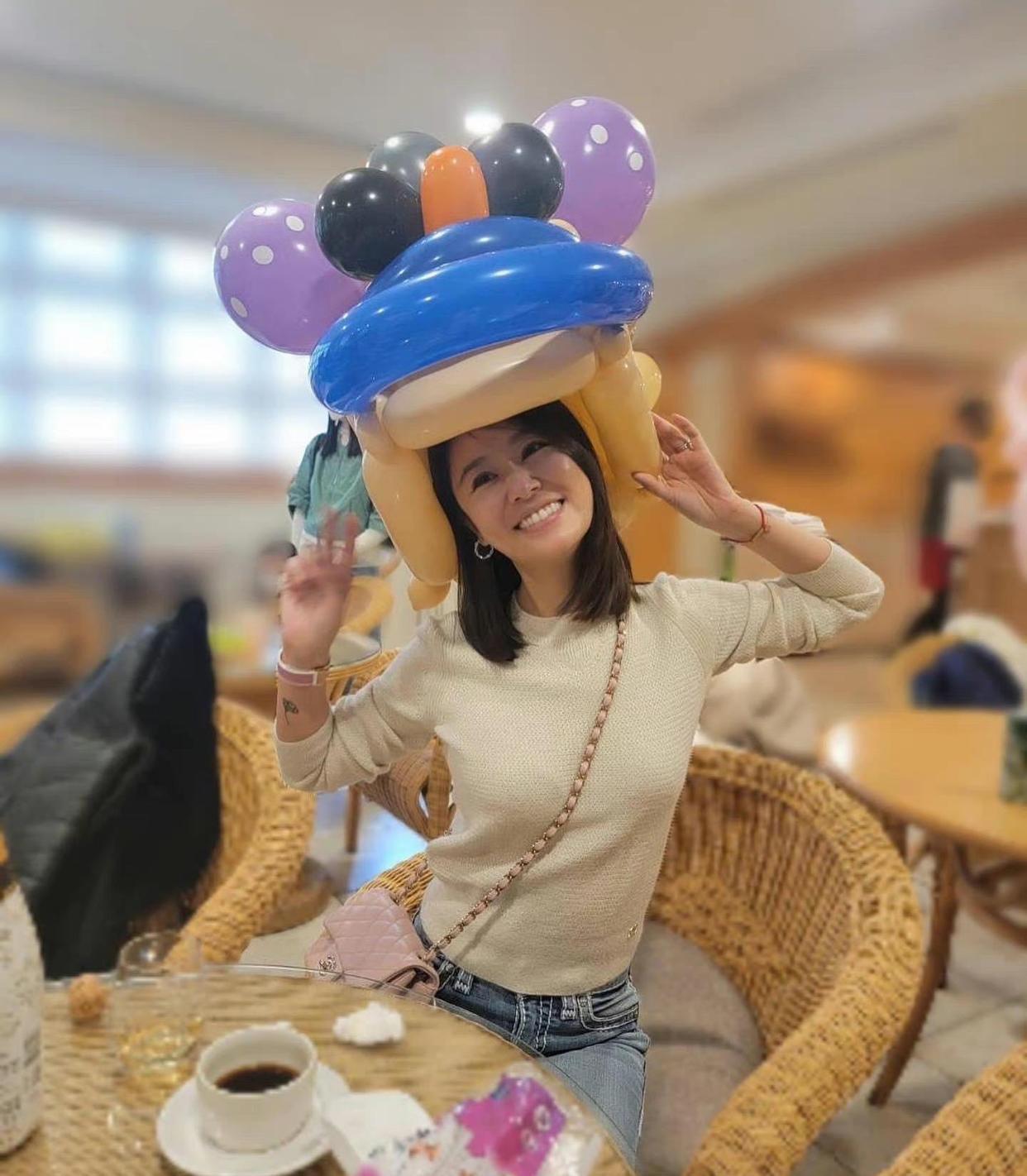 林心如|林心如晒照为女儿庆生,头戴气球帽笑得好开心,被夸还自黑装可爱