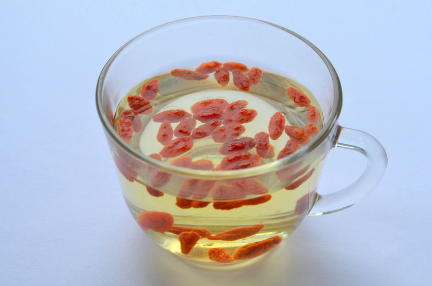 人到中年,保温杯里泡枸杞?营养师:常喝枸杞水的确有4大好处!