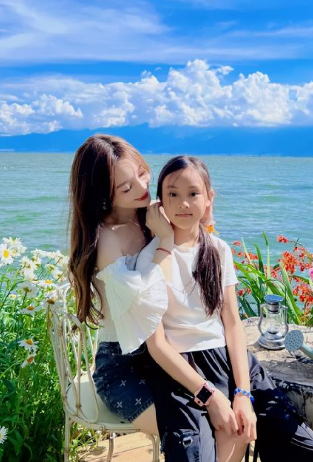 贾乃亮11岁女儿身高160cm!长腿抢眼背影迷人,两父女逛街太养眼