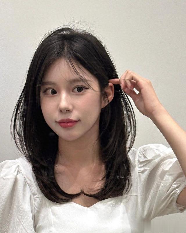 最受欢迎的三种女士发型，搭肩全头卷，微扣锁骨发，精致挂耳短