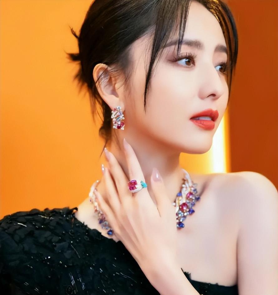 镜头前美若天仙，而真人黑瘦干瘪，这7位“上镜脸”的女星反差好大