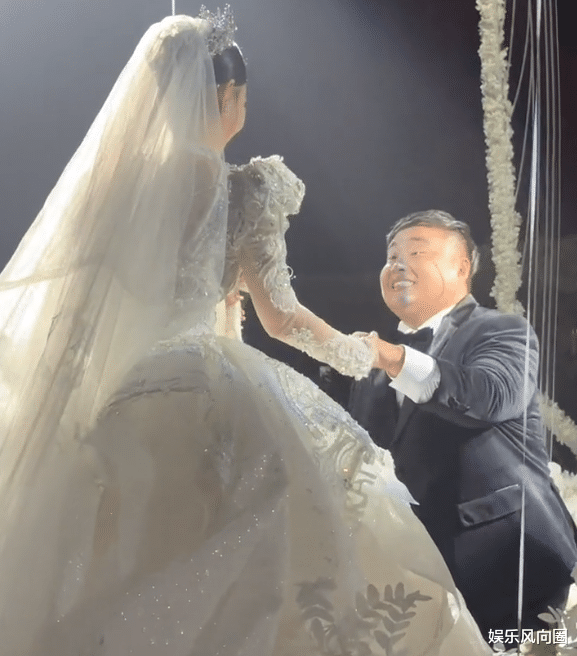 200斤李炮儿结婚了!网红嘉之派送4万大龙虾,婚宴菜品全素显寒酸