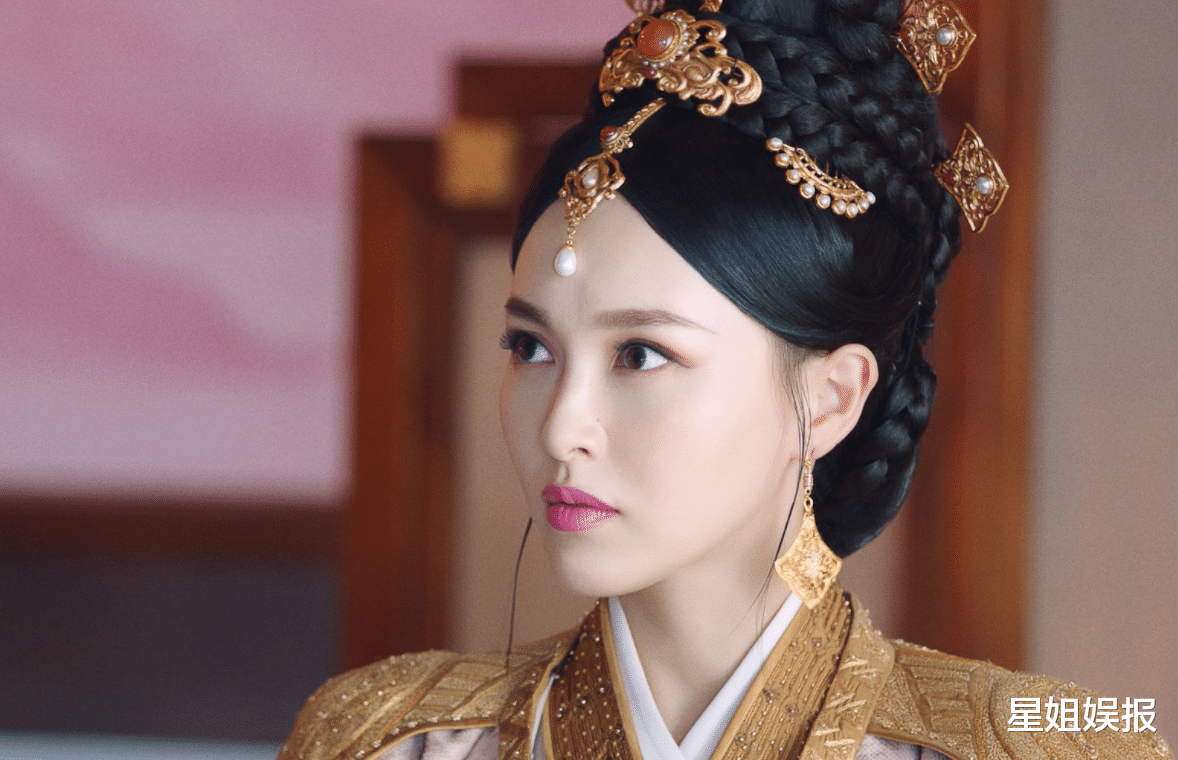 唐嫣《念无双》最新路透!状态不佳法令纹明显,造型还是中分高盘发