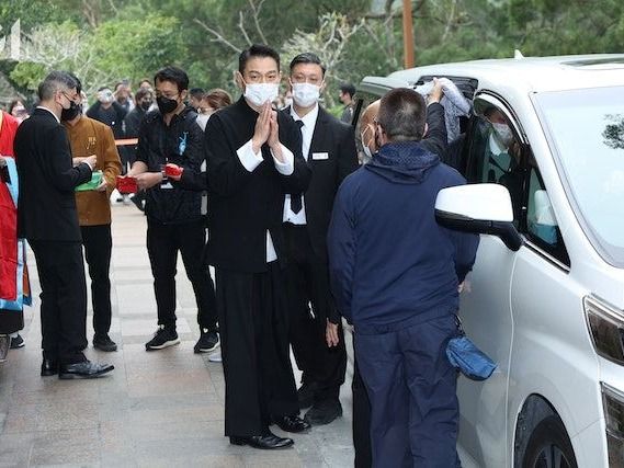 刘德华捧遗照送父亲出殡神情木讷，11岁女儿卷大波浪穿全新增高鞋