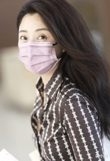 44岁殷桃带火了一种新穿法:“上身去买菜,下身去上班”,好减龄